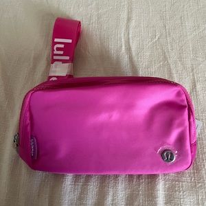 Lululemon everywhere belt bag with wordmark